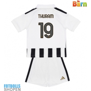 Billiga Juventus Khephren Thuram #19 Hemmatröja Barn 2026-27 Kortärmad (+ Korta byxor)